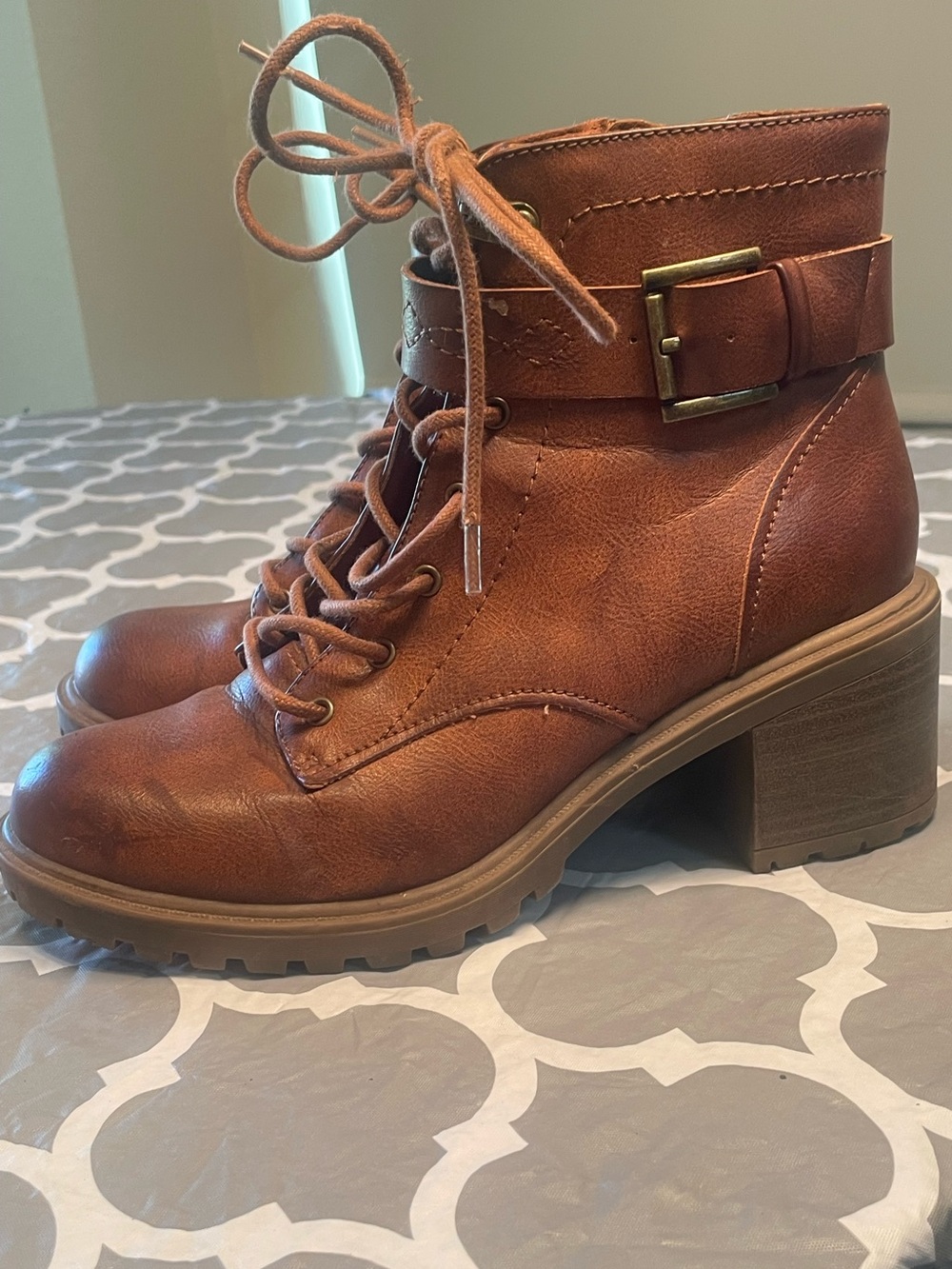 Frye and Co. axel Brown lace Boots with side zipper SZ7 M Anne of green gables